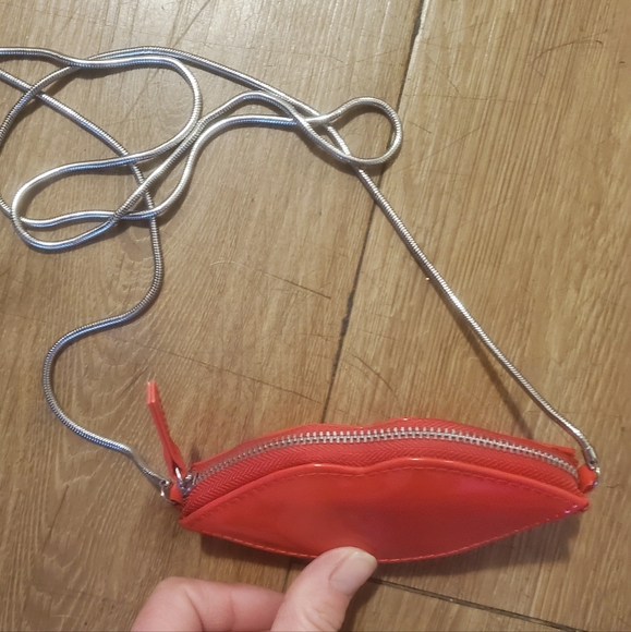 New Mini Red Leatherette  Lips Silver Rope Chain Crossbody Bag. - Picture 2 of 8